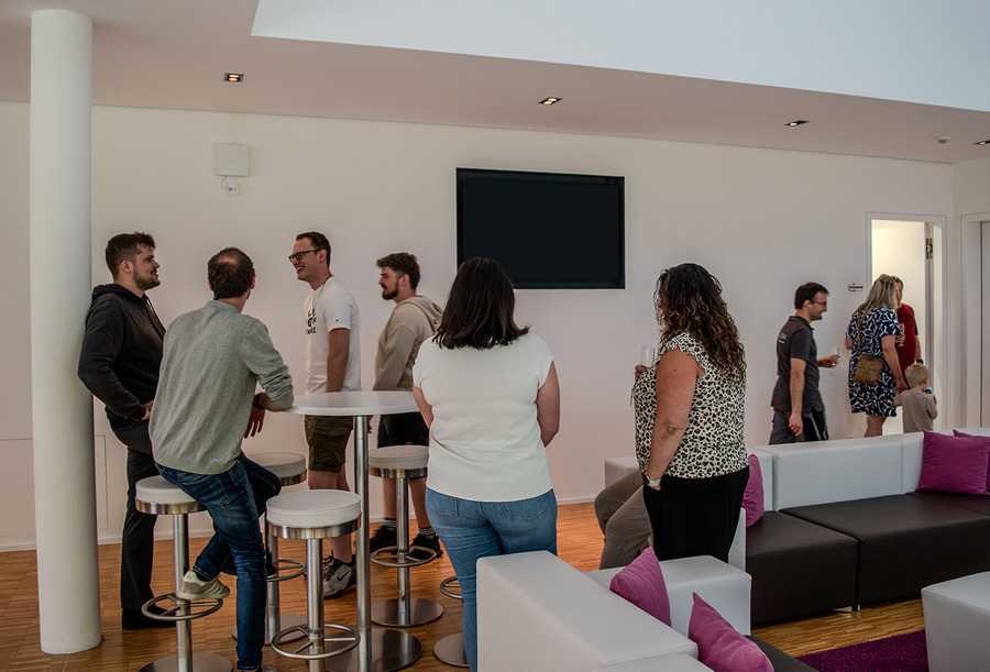 Gemütliches Beisammensein der Mitarbeiter in der Cafeteria