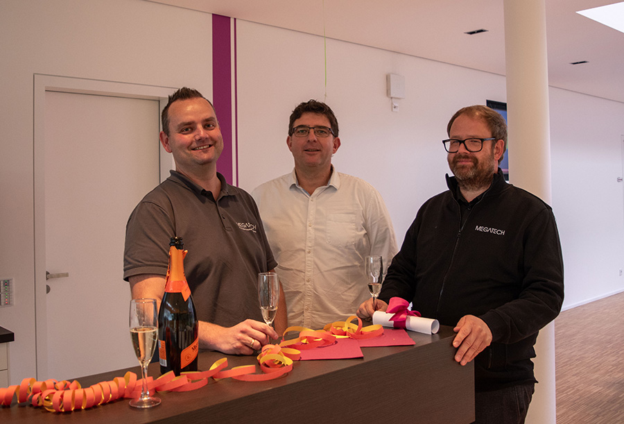 Valentin und Dimitri im Eingangsbereich von MEGATECH in Schöllnach