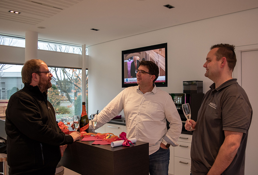 Auszubildender Dimitri freut sich über seine Schultüte