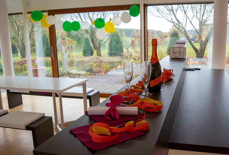 ITK System Techniker Valentin übergibt eine Schultüte an Dimitri