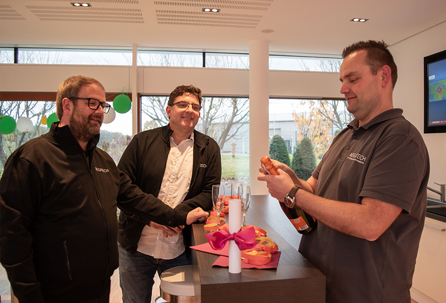 ITK System Techniker Valentin übergibt eine Schultüte an Dimitri