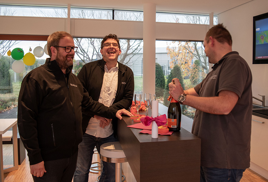 Valentin und Dimitri im Eingangsbereich von MEGATECH in Schöllnach