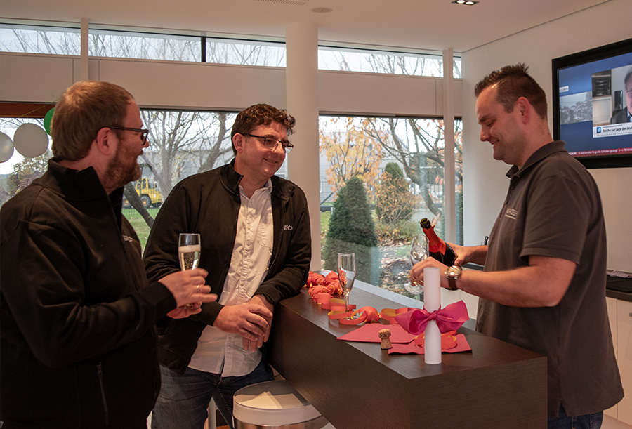 Auszubildender Dimitri freut sich über seine Schultüte