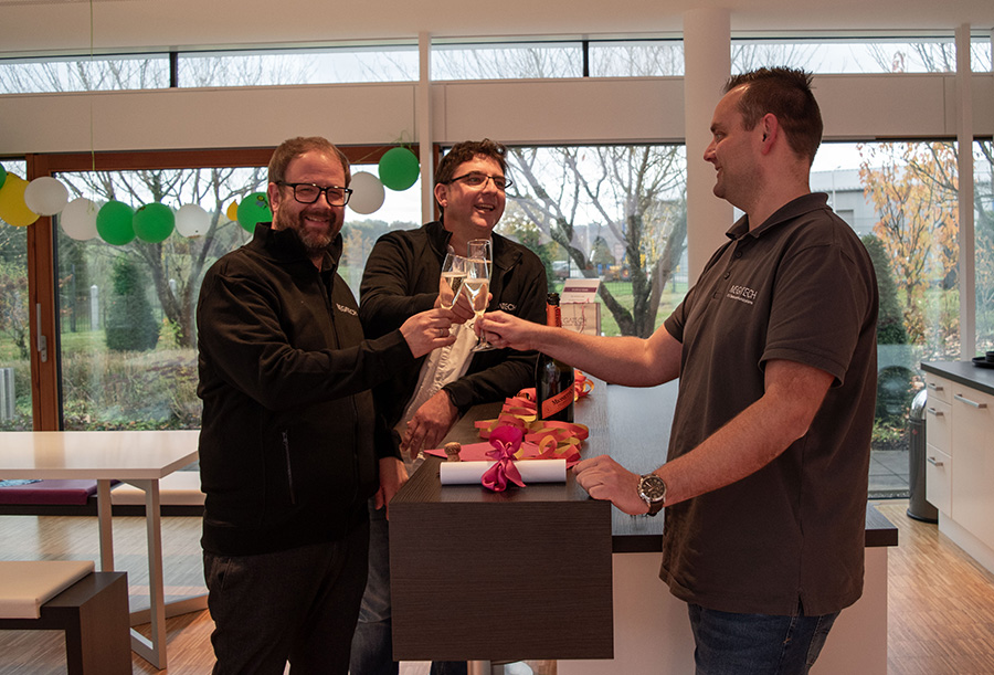 ITK System Techniker Valentin übergibt eine Schultüte an Dimitri