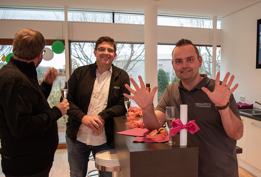 Valentin und Dimitri im Eingangsbereich von MEGATECH in Schöllnach