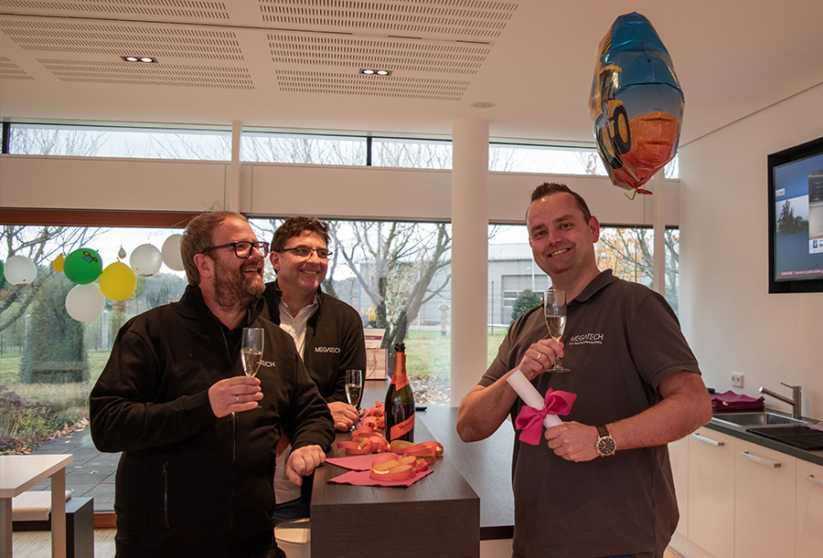 Auszubildender Dimitri freut sich über seine Schultüte