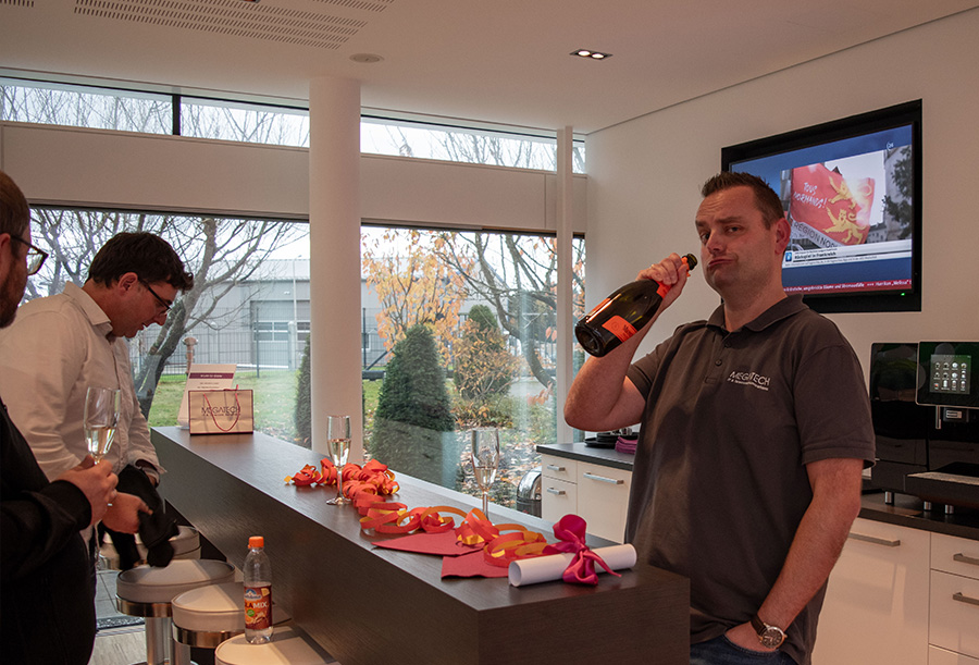 ITK System Techniker Valentin übergibt eine Schultüte an Dimitri