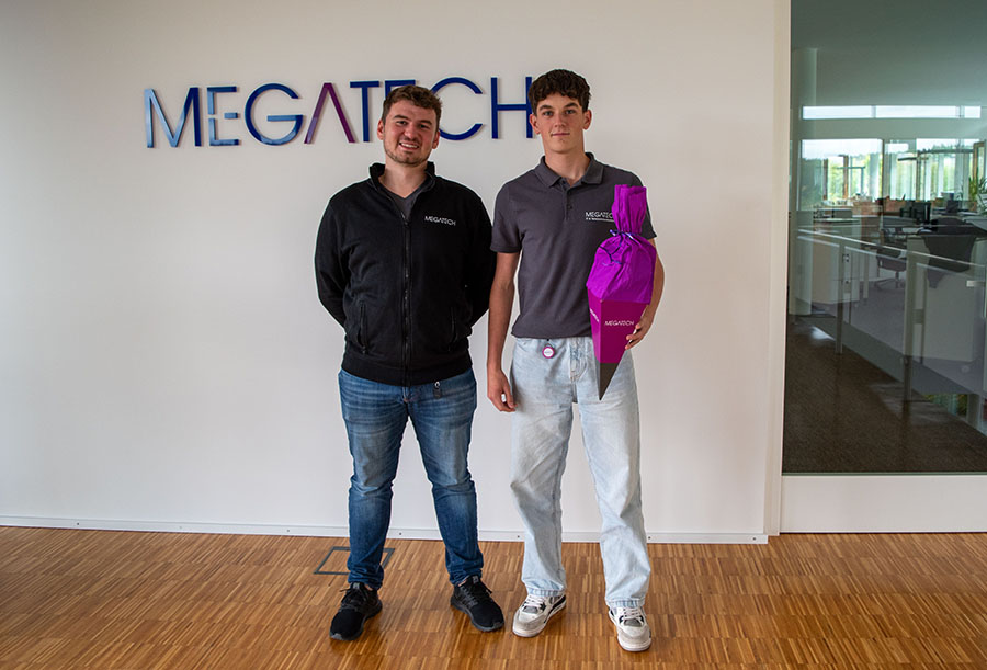 Valentin und Dimitri im Eingangsbereich von MEGATECH in Schöllnach
