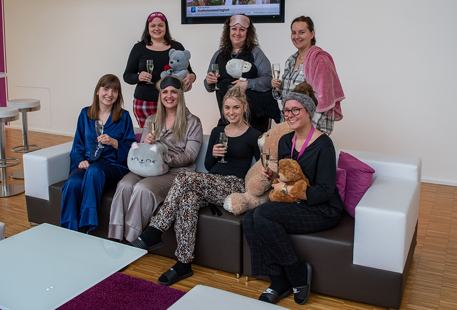 Gemütliche Zusammenkunft in der Cafteria im Schlafanzug