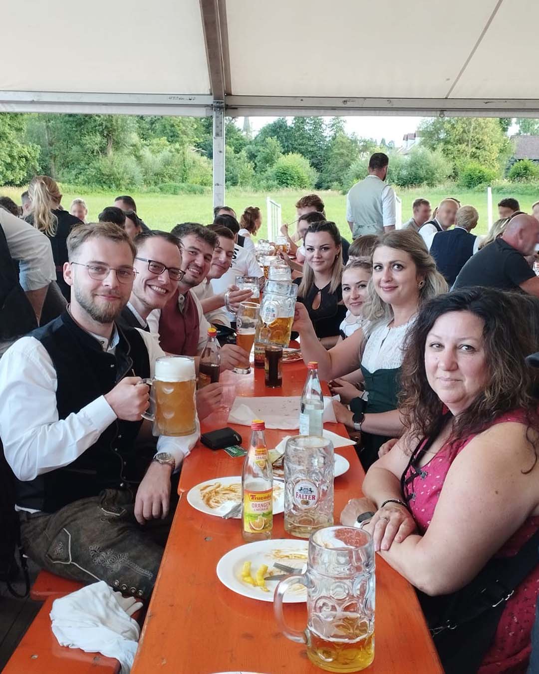 Feucht-fröhliche Runde im Bierzelt