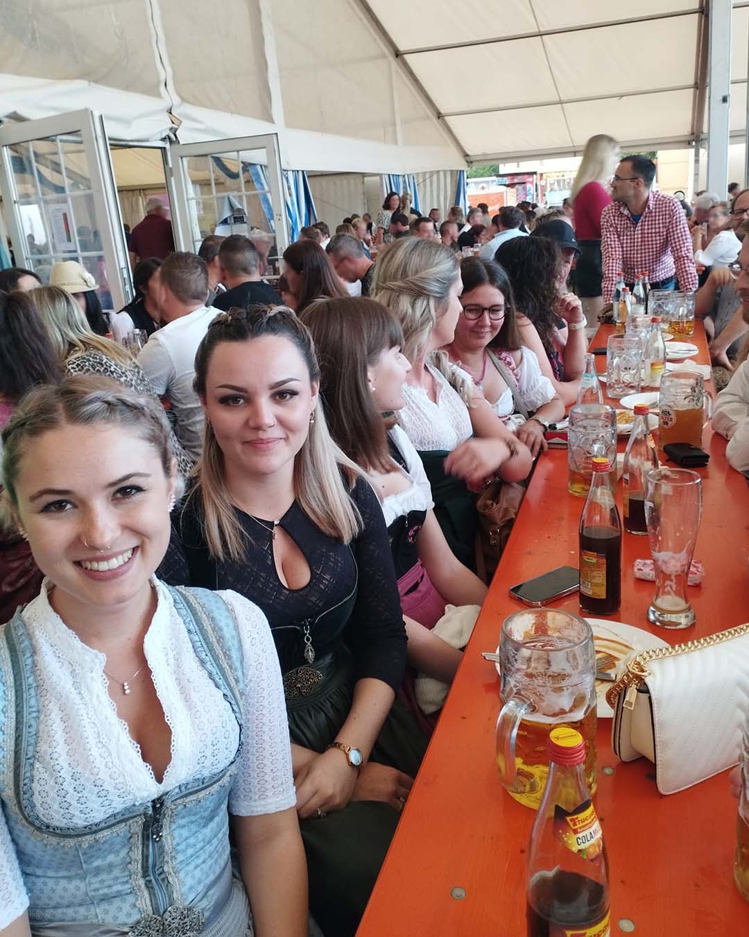 Mitarbeiter von MEGATECH sitzen gemütlich gemeinsam am Tisch