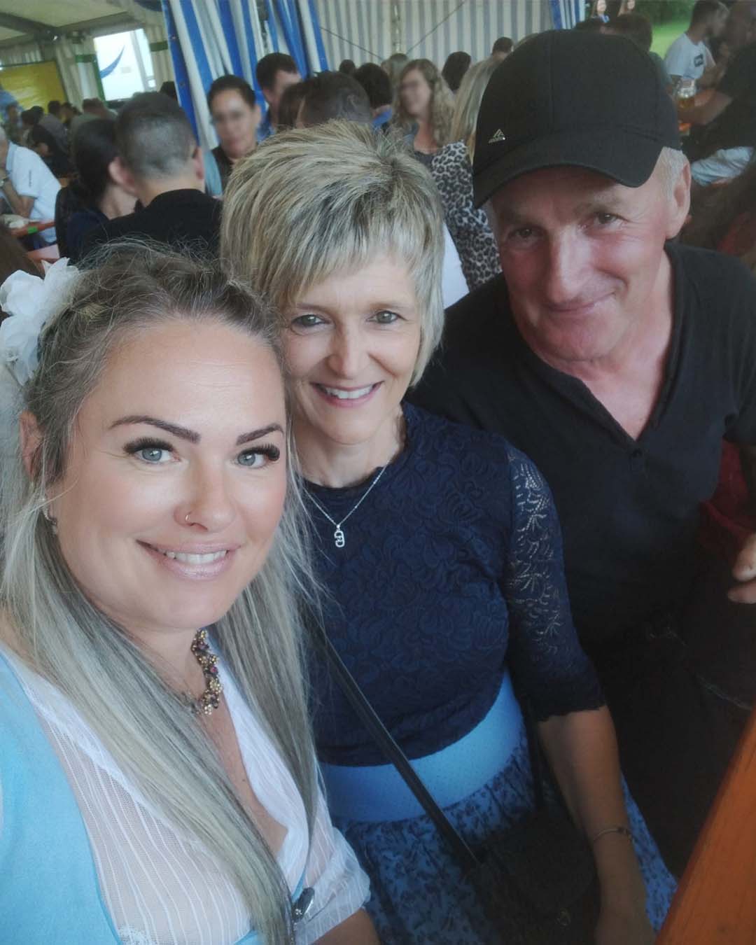 Martina, Heike und Bene genießen den Abend auf dem Volksfest