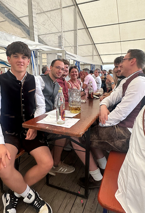 Mitarbeiter im Gespräch am Biertisch bei der Schöllnacher Wiesn