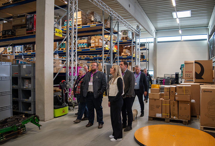 Betriebsbesichtigung mit Führung durch das großzügige Lager