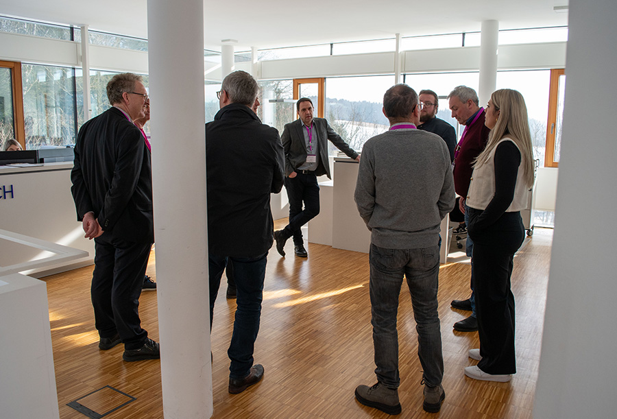 Angeregter Austausch im Empfangsbereich