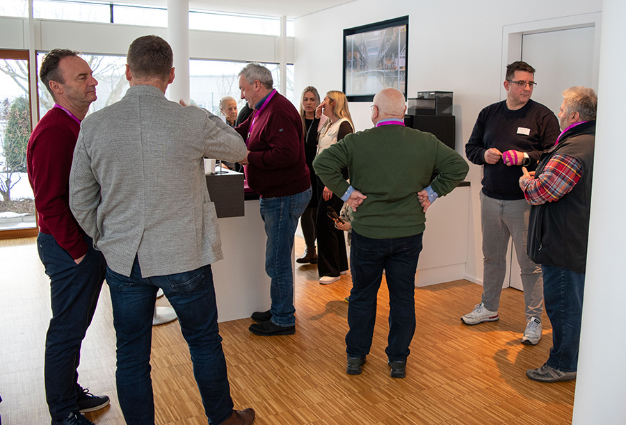 Angeregte Gespräche mit den Gästen in der Cafeteria